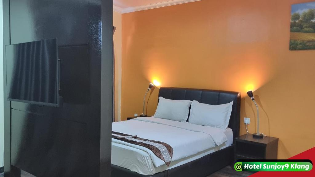 Queen room with bedside lighting at Hotel Sunjoy9 Klang