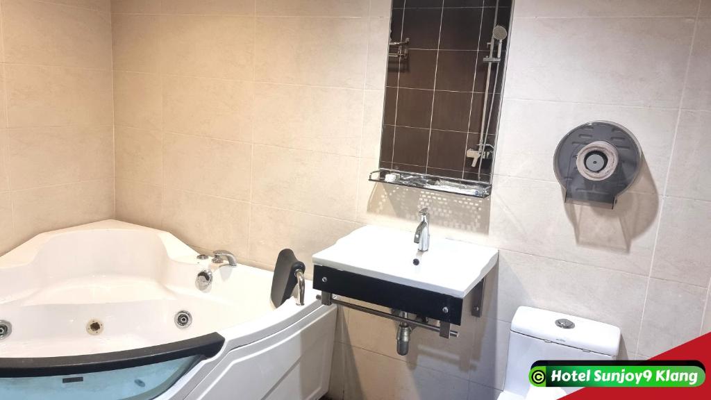 Jacuzzi-style spa bath in a selected Hotel Sunjoy9 Klang room