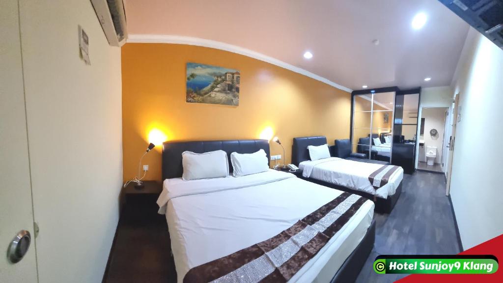 Family room with multiple beds at Hotel Sunjoy9 Klang