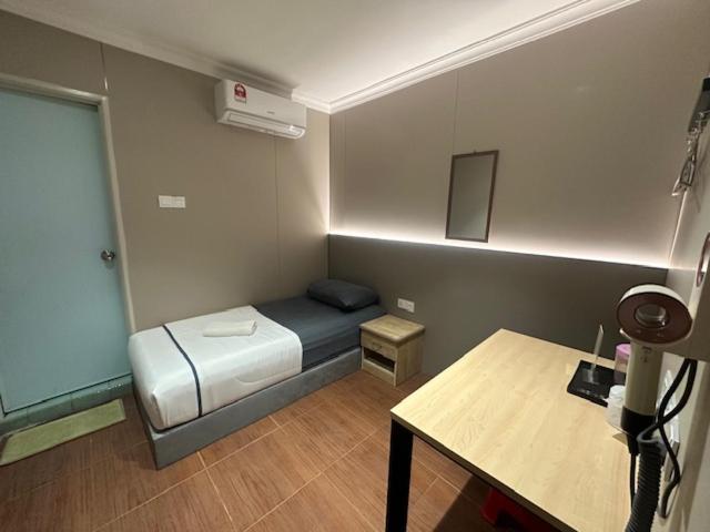 Li Garden Hotel guest room with a single bed and desk