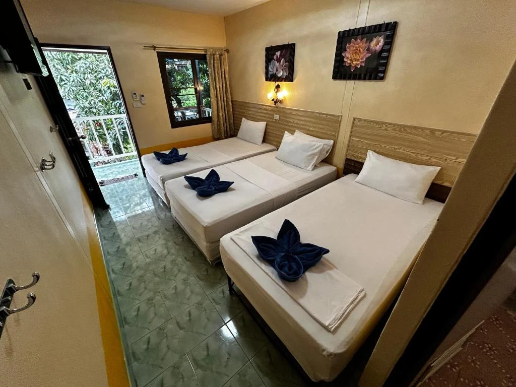 Coco's Guest House triple room with three beds