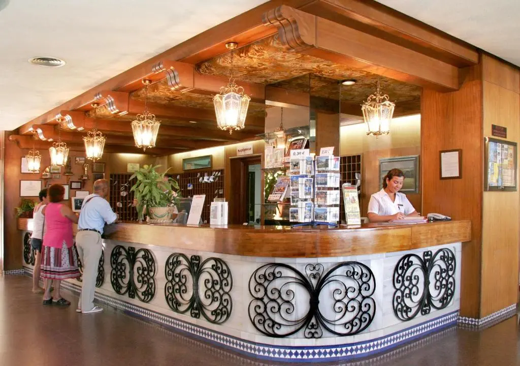 Hotel bar and evening entertainment area at Apartamentos Bajondillo