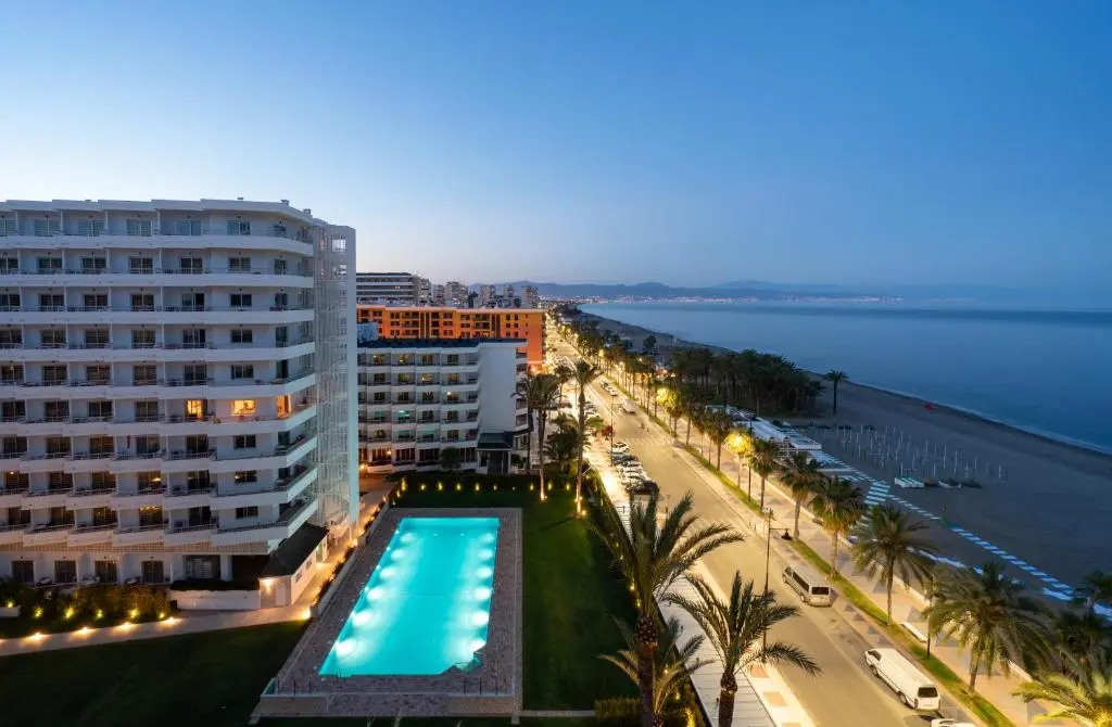 Beachfront swimming pool at Hotel Apartamentos Bajondillo Torremolinos