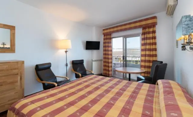 Bright studio apartment with twin beds at Hotel Apartamentos Bajondillo