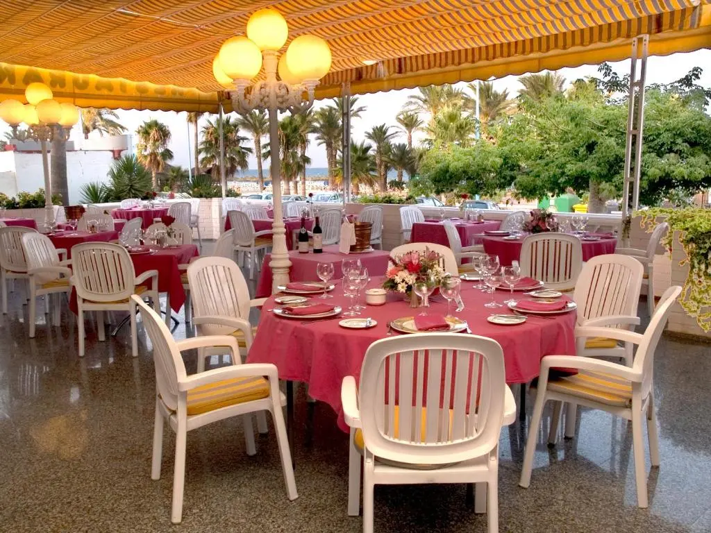 Restaurant dining area at Hotel Apartamentos Bajondillo Torremolinos