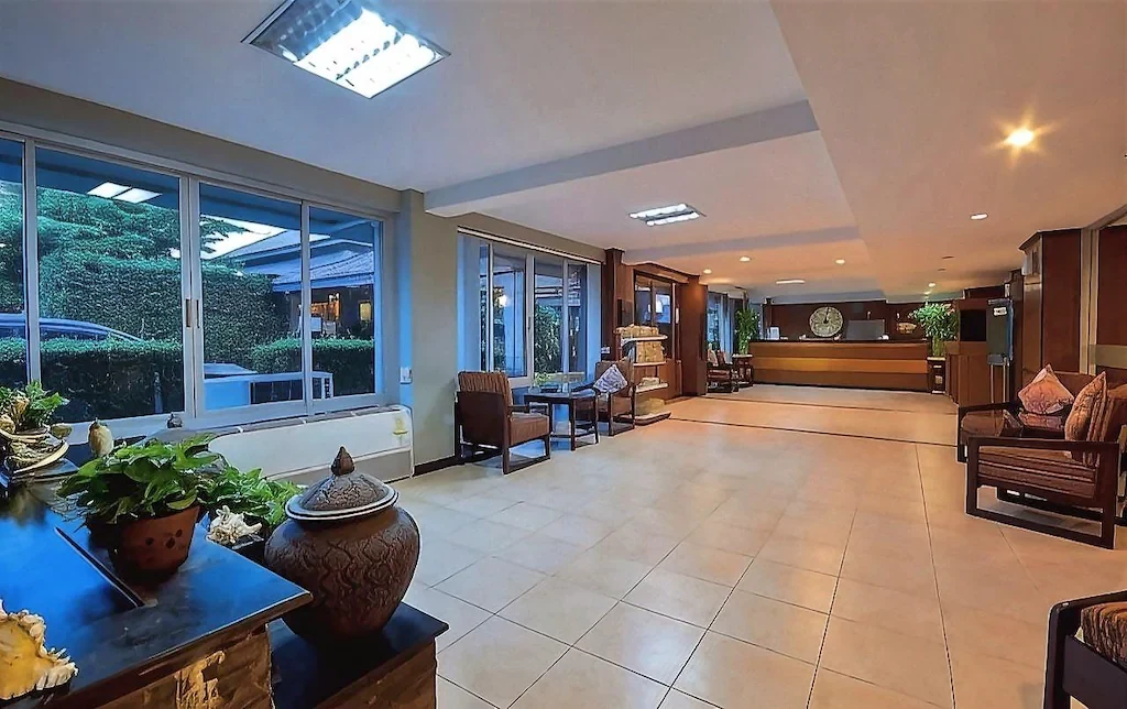 Lobby and reception at Seasons Palace Resort Hua Hin