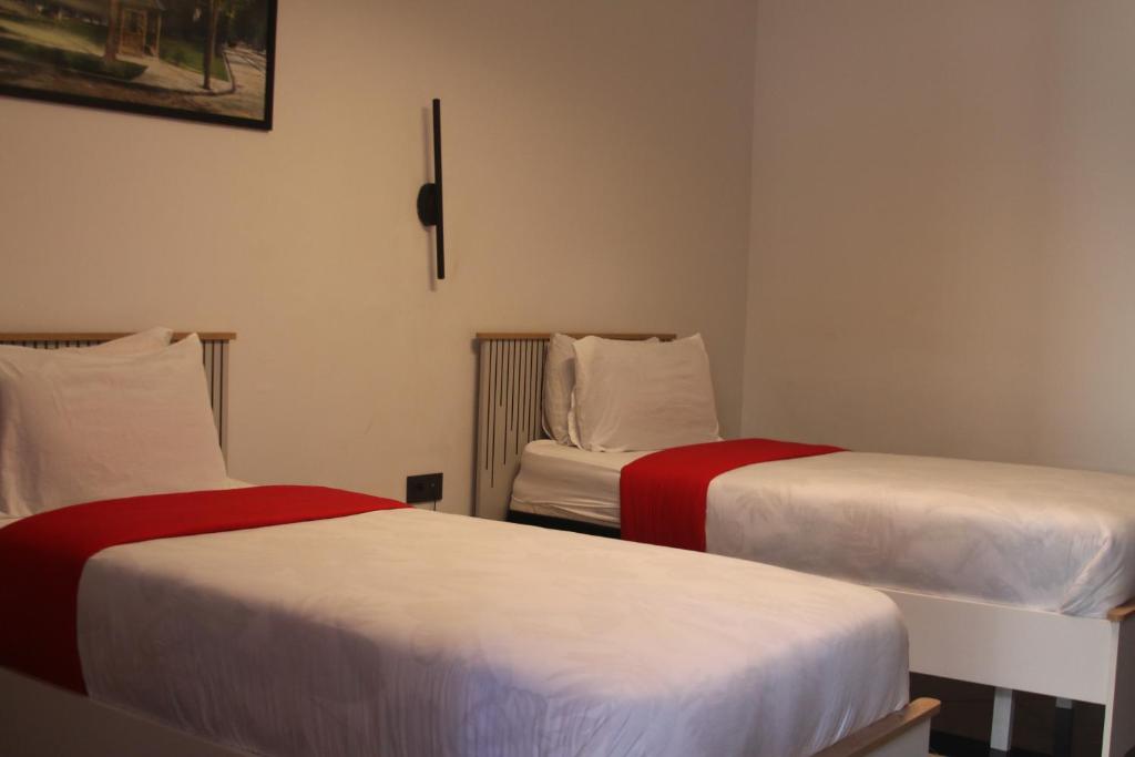 Twin room with red accents at The Hotel Syracuse Casablanca