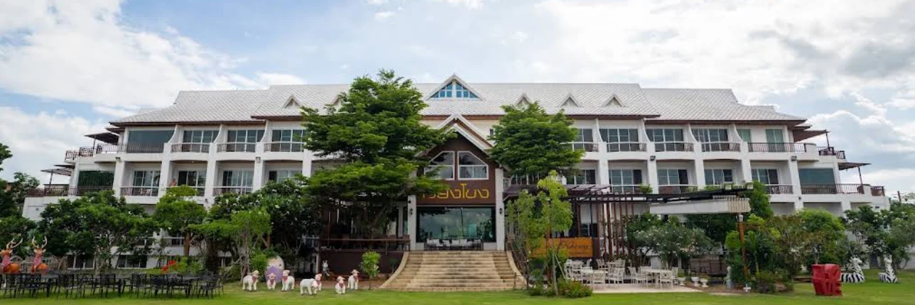 Riverside exterior view of Vieng Khong Hotel