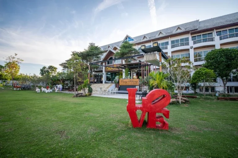 Vieng Khong Hotel front garden and main building exterior
