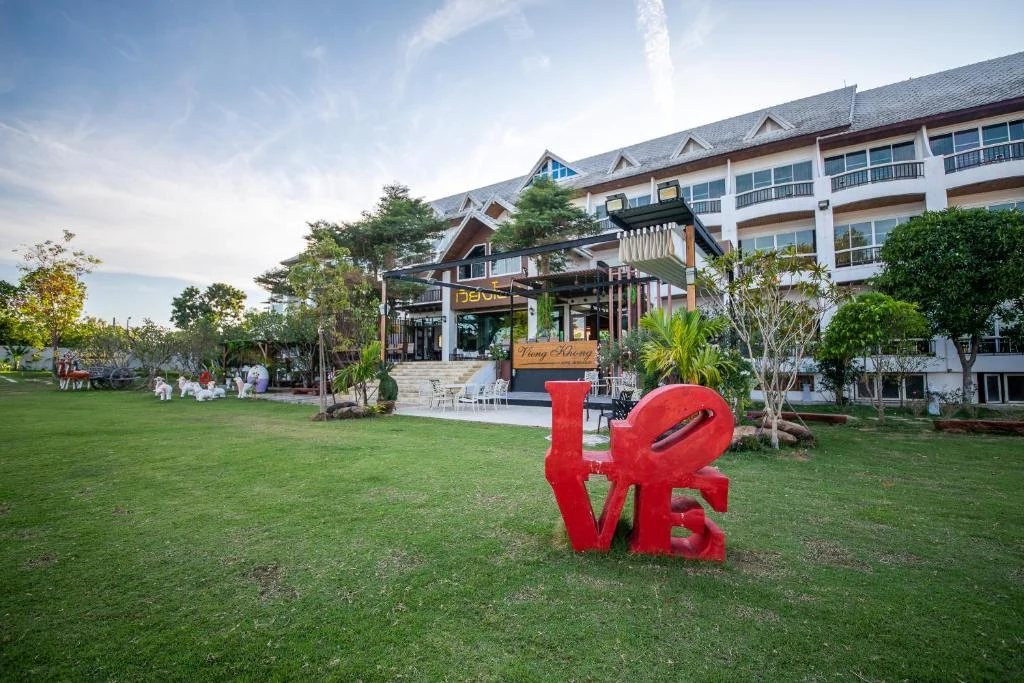 Vieng Khong Hotel front garden and main building exterior