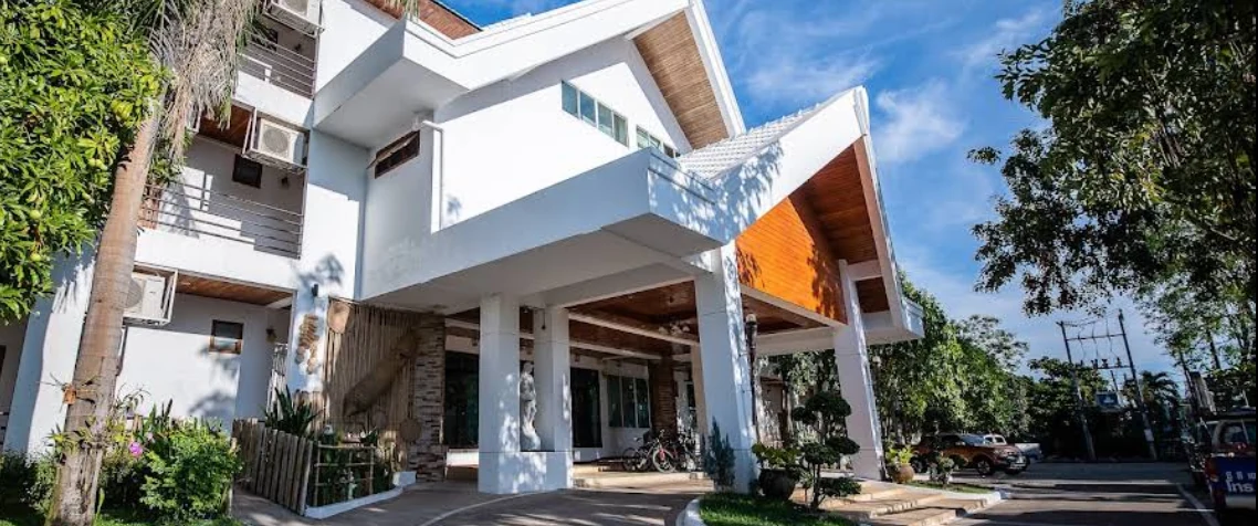 Main entrance of Vieng Khong Hotel with modern white exterior