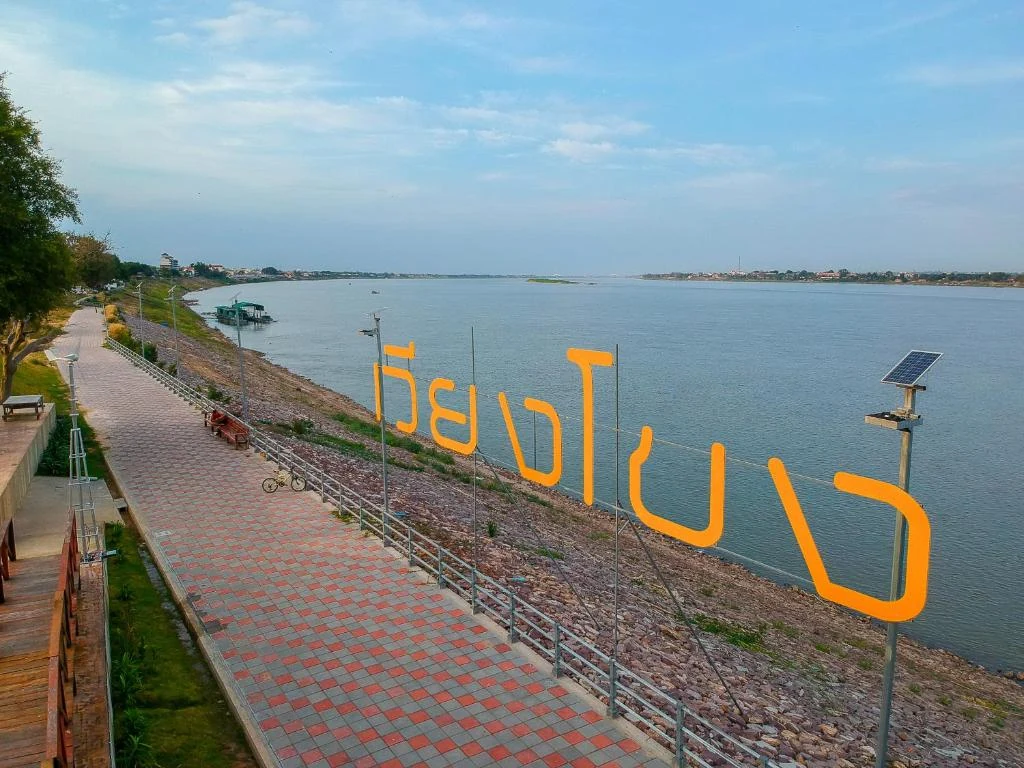 Mekong River promenade in front of Vieng Khong Hotel