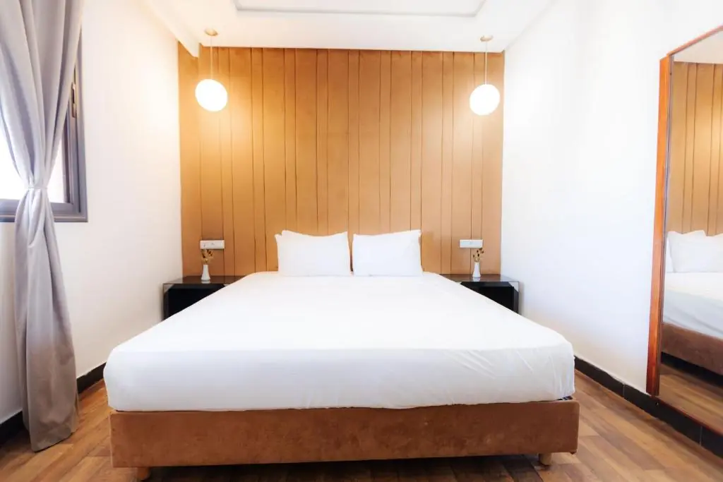 Double room with wooden headboard at Windsor Hotel City Center Casablanca