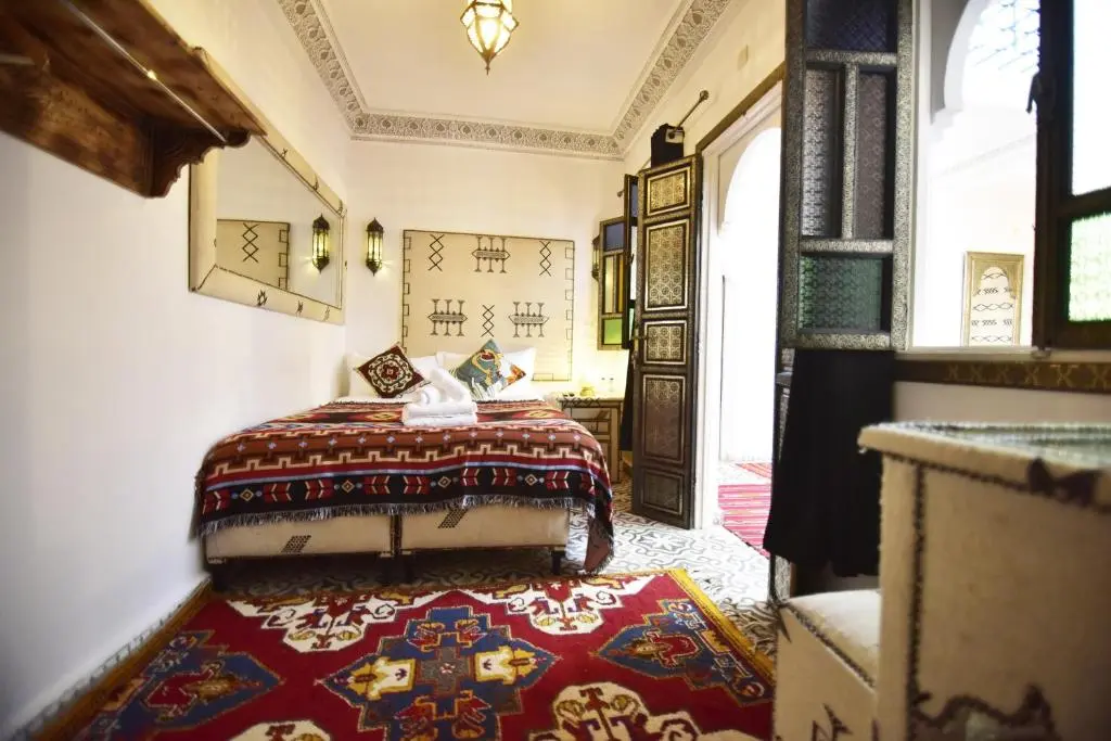 Double room with red carpet and Moroccan decor at Zoco Riad